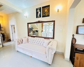 Maples Holiday Resort - Nuwara Eliya - Living room
