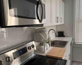 Chic Bungalow Apartment steps from Armature Works & Downtown Riverwalk - Tampa - Kitchen