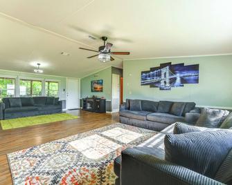 Palatka Hideaway w/ Fireplace & Private Porch - Palatka - Huiskamer