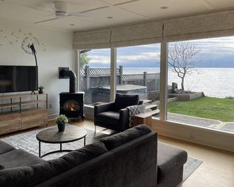 'Haven' awaits you with the best of everything at this beach-front cottage. - Roberts Creek - Sala de estar