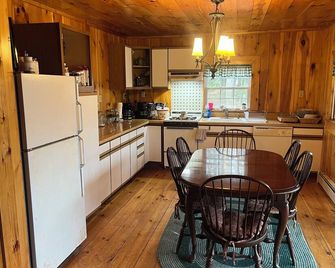 Cozy cabin in charming Kenoza Lake with WiFi, AC, pond,fire pit, lotof amenities - Kenoza Lake - Cocina