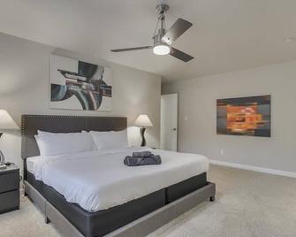 Spacious And Modern Home With Private Pool - Plano - Bedroom