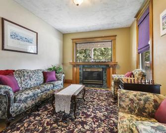 Cozy king Suite, two person jet tub, Downtown! - Sturgeon Bay - Вітальня