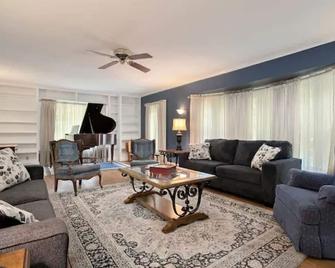 Gorgeous 5 bedroom Historic Home in Battle Creek - Battle Creek - Living room