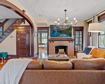 Ac 9 Br 4ba Victorian Manor - 1 Block To Beach - Atlantic City - Living room