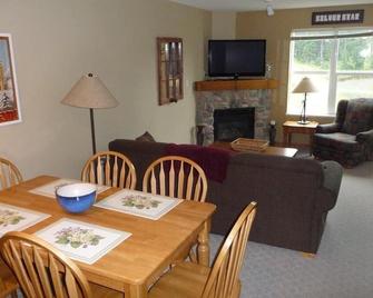 2 Bedroom Ski In/Ski Out Overlooking Silver Queen Chair - Lumby - Comedor