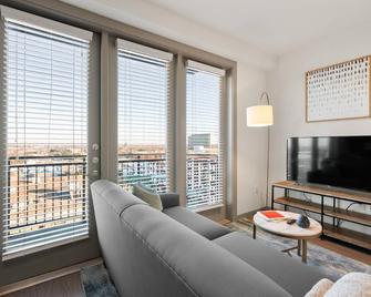 Arlington Spacious Studio Apartment - Arlington - Living room