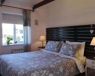 Birch Cottage with private wood fire hot tub - Maidstone - Bedroom