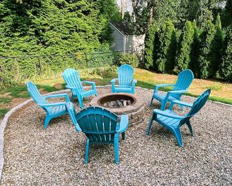 Perfect Shoreline Stay – Walk to Beach, Dine, Shop & Play! - Westbrook - Binnenhof