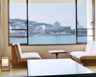 شيراراسو جراند هوتل - شيراهاما - غرفة معيشة