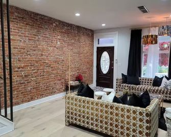Stunningly Designed Residential with 2 Fireplaces - Philadelphia - Phòng khách