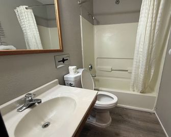 Coldwater Inn & Suites near I 69 - Coldwater