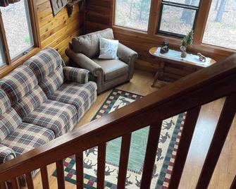 Authentic Cedar Cabin-Dogwood Cabin-with Pool near Blue Springs Ranch - Bourbon - Wohnzimmer