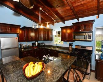 Caribbean Shores Bed & Breakfast - Hopkins - Cocina