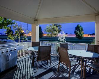 Candlewood Suites Perrysburg - Perrysburg - Patio