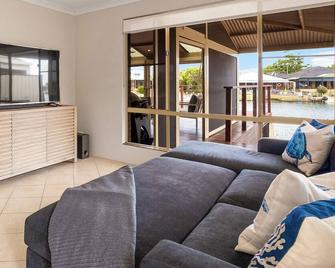 Private Jetty Dolphins Family Pets-canal Life - South Yunderup - Living room