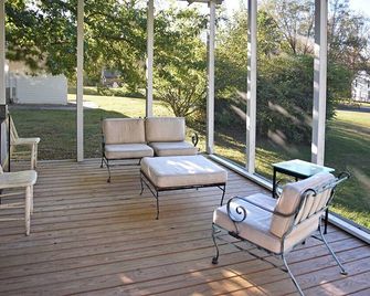 Cozy 1-bedroom house in historic Arrow Rock with WiFi, AC. - Arrow Rock - Balcón