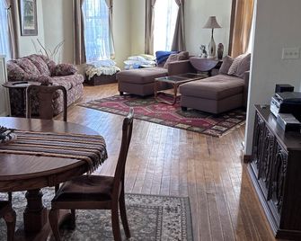 Beautiful Century old Apartments-Apt B - Algoma - Sala de estar