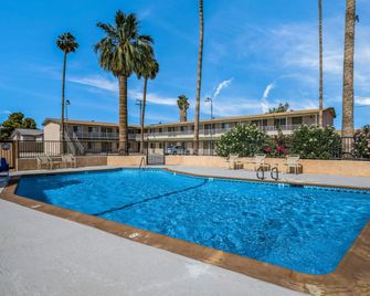 Rodeway Inn and Suites Blythe I-10 - Blythe - Zwembad