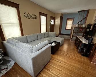 Historic Blue House- Dog Friendly, Downtown, Near Sanford Hospital - Sioux Falls - Living room
