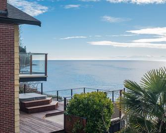 Lovely Waterfront Beach Haven With Hot Tub & Sup - Sechelt - Balcón