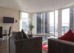 Modern Penthouse, 2 mins walk from Cambridge Station, lift access, secured gated on-site parking, self check-in, SUPER Fast WIFI, Terrace & Sleeps 6 - Cambridge - Living room