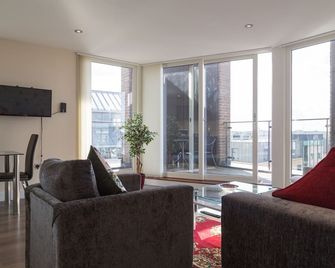 Contemporary & Homely Penthouse, 2 mins walk from Cambridge Station, lift access, secured gated on-site parking, self check-in, SUPER Fast WIFI, Terrace & Sleeps 6 - Cambridge - Living room