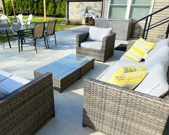Waterfront Retreat on Lake Winnebago, Kayaks, Firepit, Dog Friendly - Oshkosh - Patio