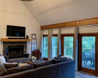 Wine Down at Our Cozy Highlands Mountain Retreat - Highlands - Living room