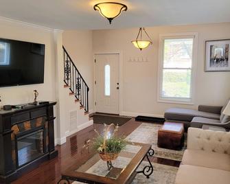 Quaint duplex with private yard. Walk to beach, dining, & shopping! - Greenwich - Living room
