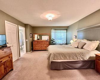 Beautiful 3 Bedroom, 2 Bath, Large private lot that backs onto Hummingbird Creek - Sicamous - Bedroom