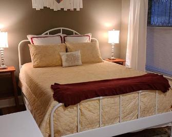 Relax near thrills! One bedroom retreat, quick 10 min ride to Kings Island. - Mason - Bedroom