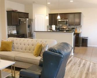 Stylish 3 Bedroom Retreat Near Downtown - Kyle - Living room