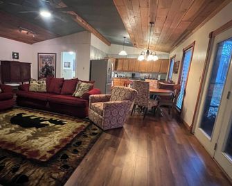 Gorgeous 2-bedroom cabin located in rural NE Arknasas perfect for getaways. - Paragould