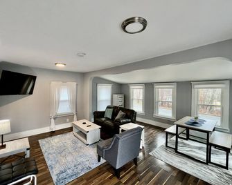 Cottage in Portage Lakes! Close to everything! - Portage Lakes - Living room