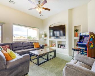 Mesquite Vacation Rental - Close to Golf Courses! - Mesquite - Living room