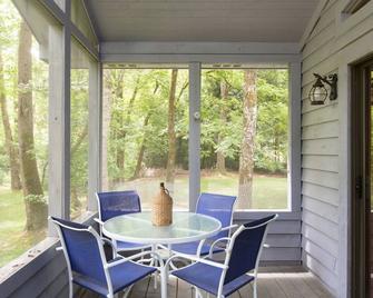 A peaceful and relaxing spot with a great screened porch to sit and decompress. - Chimney Rock - Patio