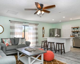 Luxury 2/2, Steps to the beach - Cape Canaveral - Living room