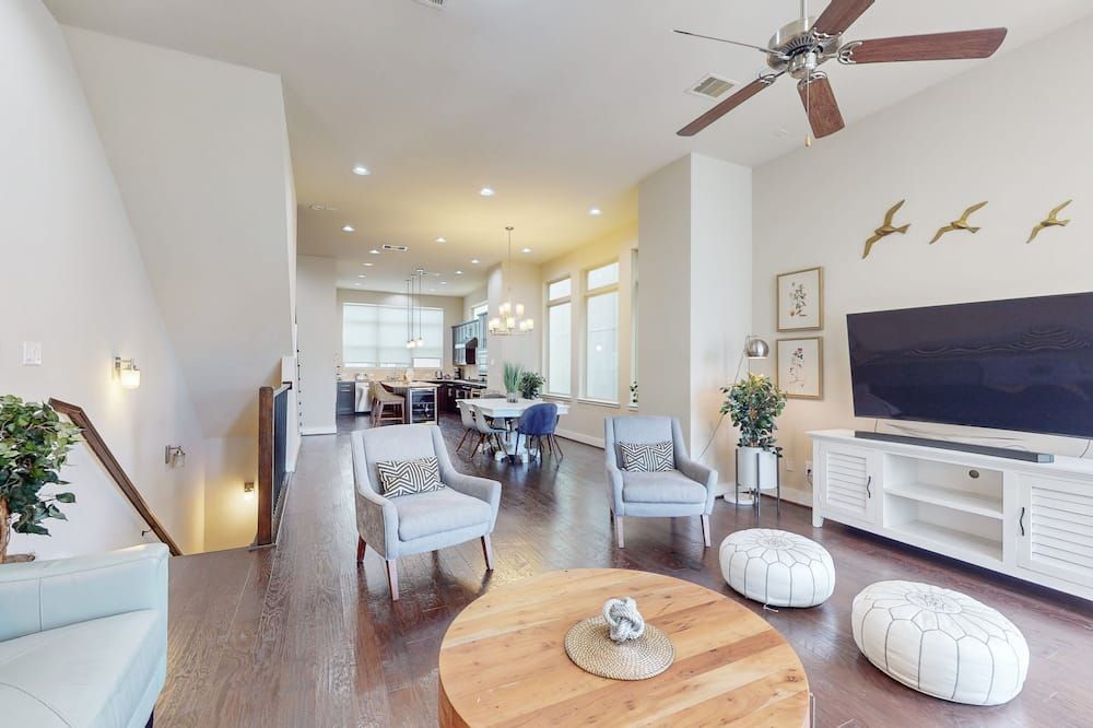 Washington Corridor All-Suite w/ 2-Car Garage, Balcony & Gourmet Kitchen - هيوستن - غرفة معيشة