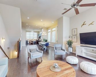 Washington Corridor All-Suite w/ 2-Car Garage, Balcony & Gourmet Kitchen - هيوستن - غرفة معيشة