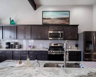 Fox Hunt - Modern, Updated - Pet friendly - Edmond - Kitchen