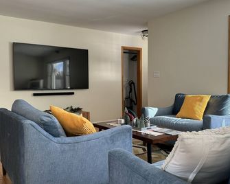 Birch Cottage - Wausau - Living room