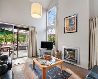 A Hop, Skip & Jump to the Lake - Taupo - Sala de estar