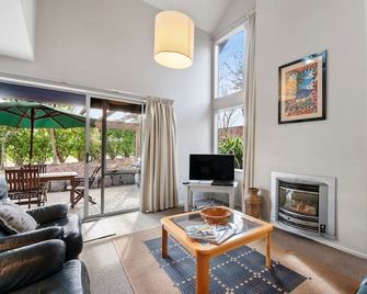 A Hop, Skip & Jump to the Lake - Taupo - Wohnzimmer