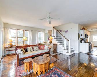 Marshfield Home with 4 Decks and Private Beach Access! - Marshfield - Living room
