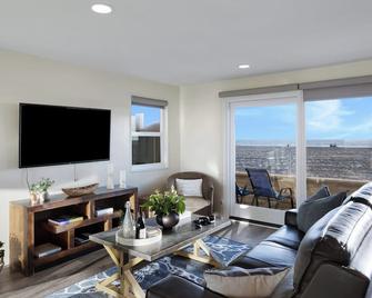 Balboa Breeze by AvantStay Beachfront Retreat Ocean View - Newport Beach - Living room