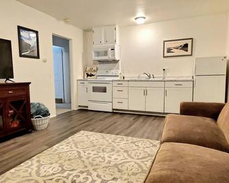 Alaskan hideaway 2 bedroom apt by lakes, airport, hiking - Anchorage