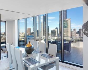 Aura on Flinders Serviced Apartments - Melbourne - Dining room