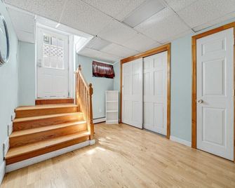 Cambridge 2br 2bh Basement Apt With Parking - Cambridge - Pasillo