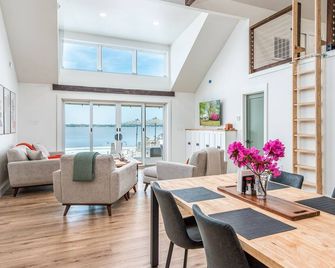 Fully renovated 1959 lake front cottage. In-ground swimming pool and spa. - Santee - Dining room